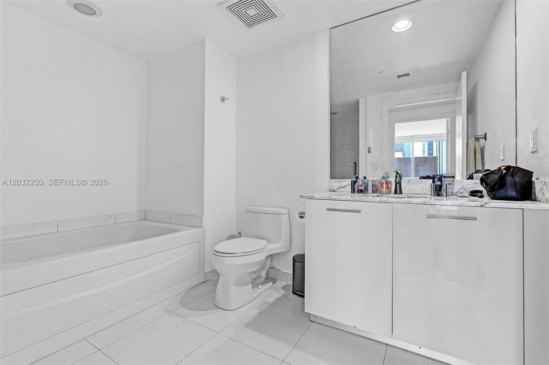 For Rent: $3,150 (1 beds, 1 baths, 738 Square Feet)