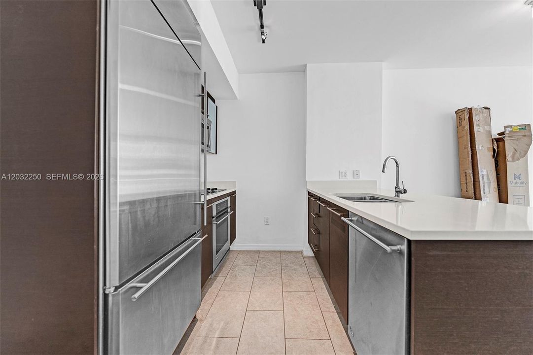 For Rent: $3,150 (1 beds, 1 baths, 738 Square Feet)
