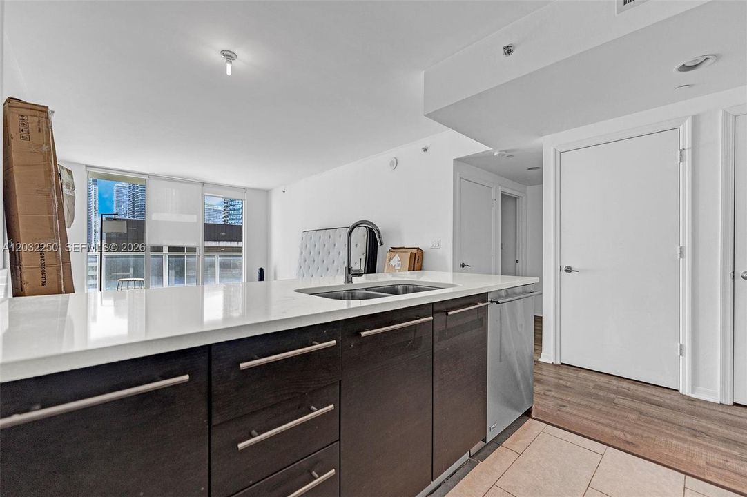 For Rent: $3,150 (1 beds, 1 baths, 738 Square Feet)