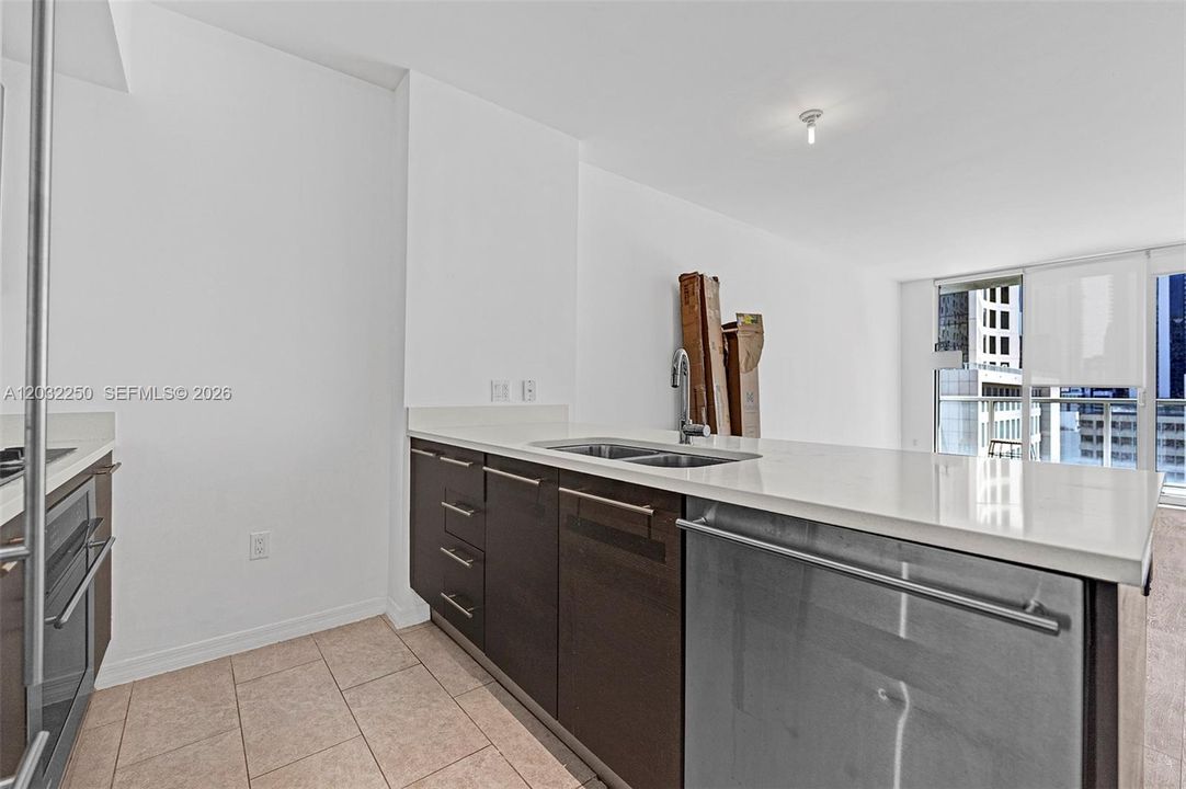 For Rent: $3,150 (1 beds, 1 baths, 738 Square Feet)