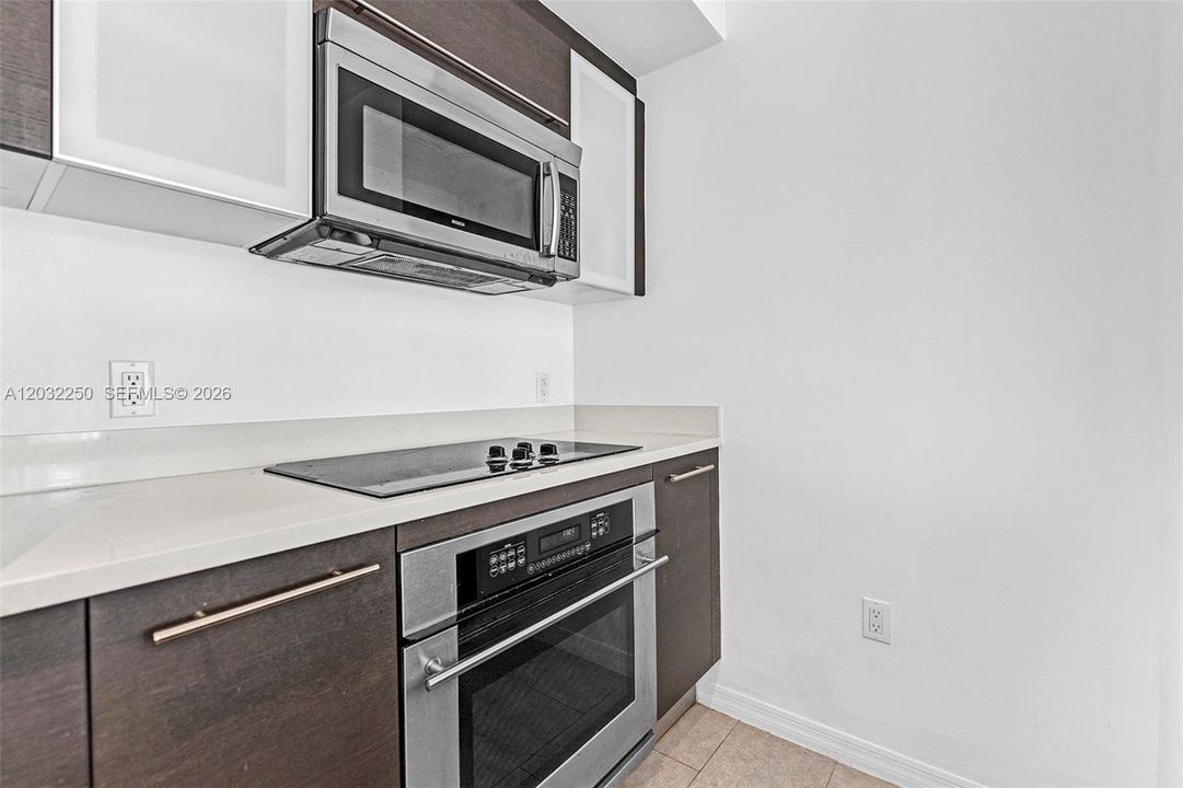For Rent: $3,150 (1 beds, 1 baths, 738 Square Feet)