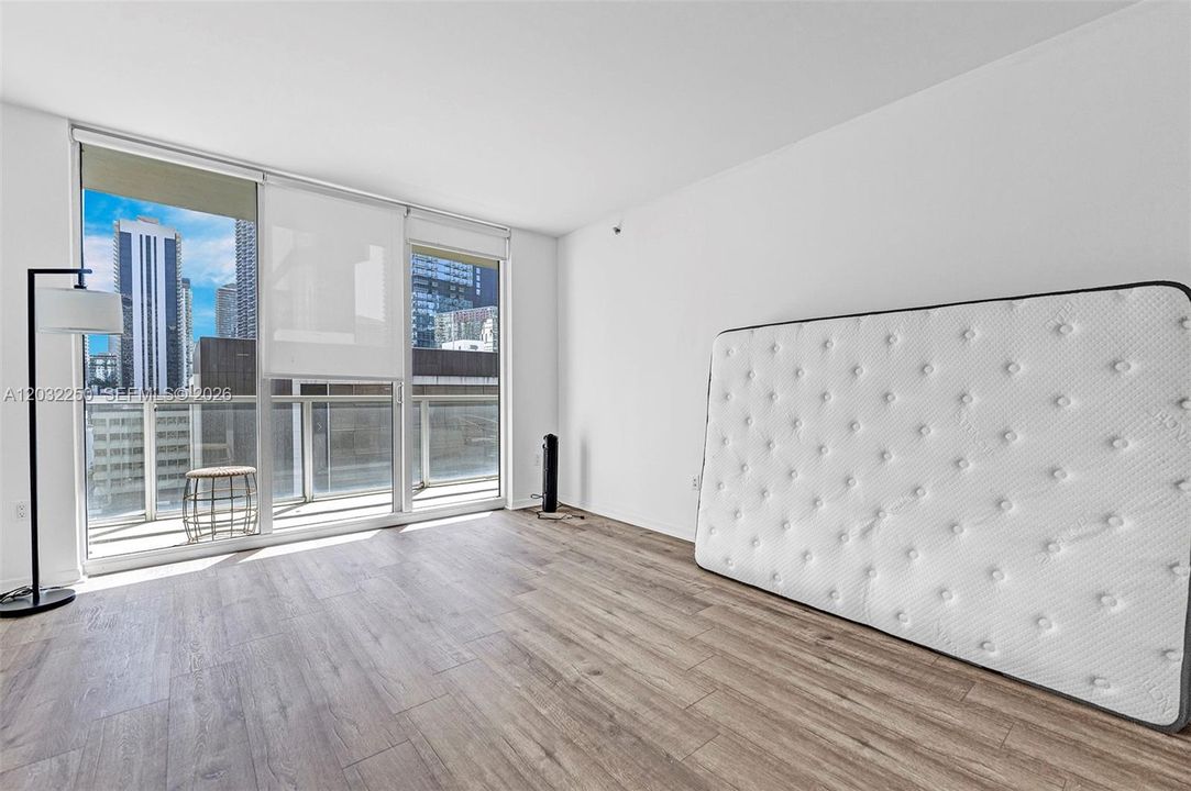 For Rent: $3,150 (1 beds, 1 baths, 738 Square Feet)