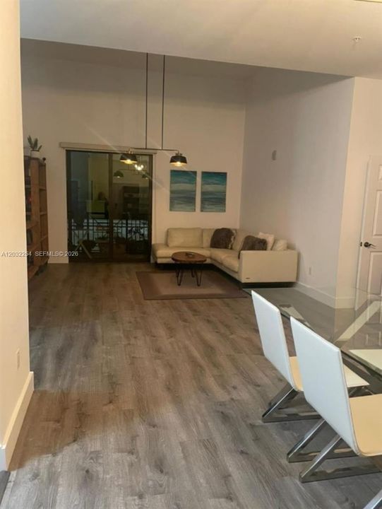 Activo con contrato: $3,500 (2 camas, 2 baños, 1211 Pies cuadrados)