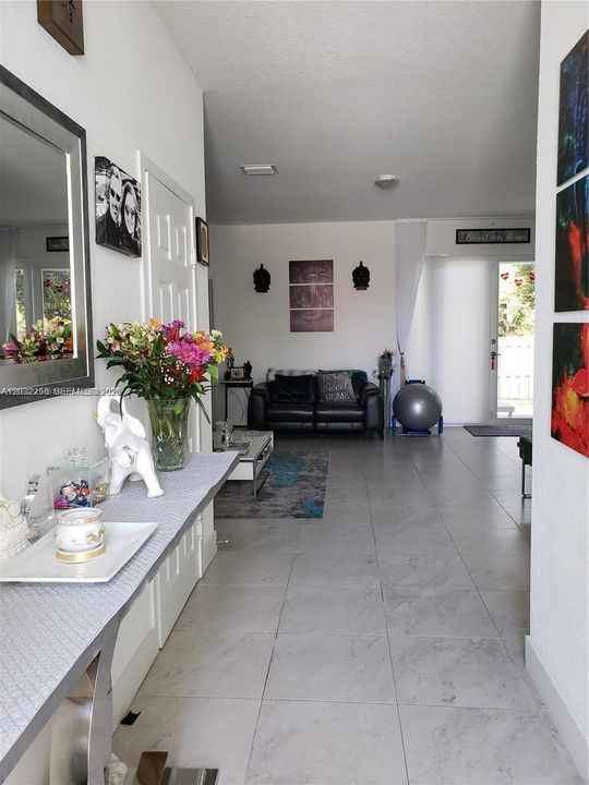 В аренду: $950 (2 спален, 1 ванн, 1651 Квадратных фут)