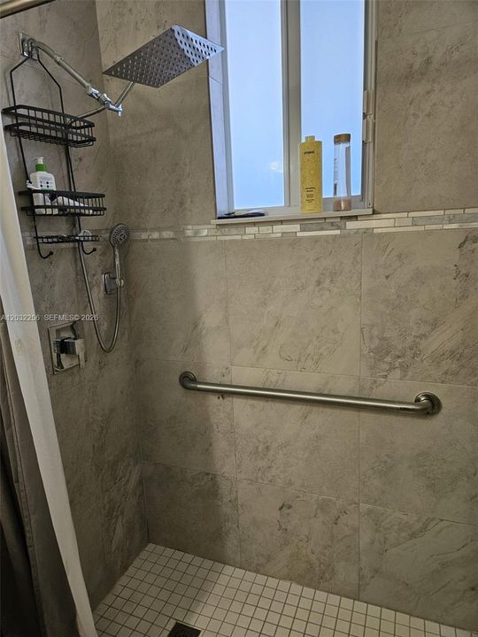 В аренду: $950 (2 спален, 1 ванн, 1651 Квадратных фут)