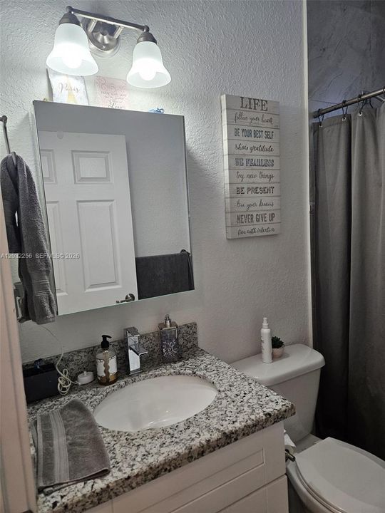 В аренду: $950 (2 спален, 1 ванн, 1651 Квадратных фут)