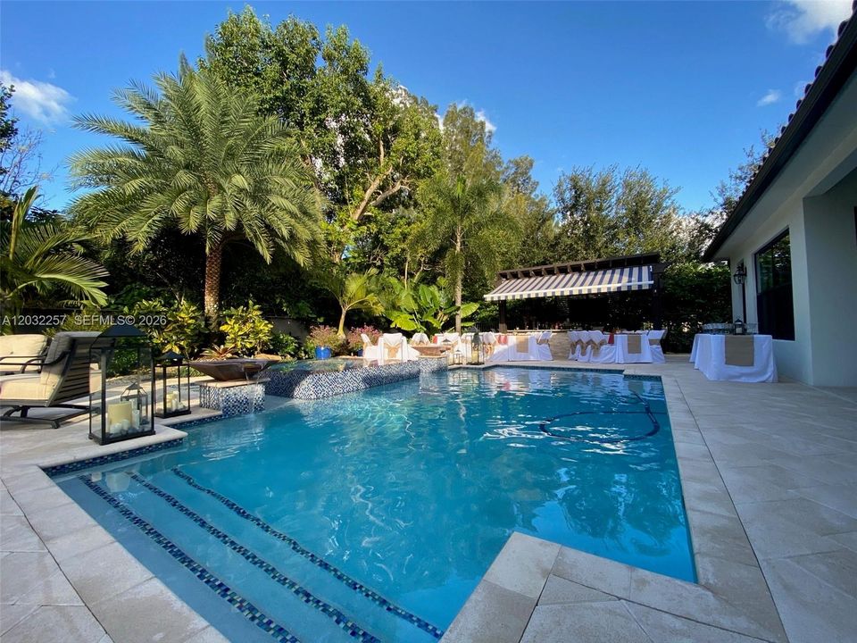 POOL DECK GREAT TO HOST PARTIES AND FAMILY GATHERINGS