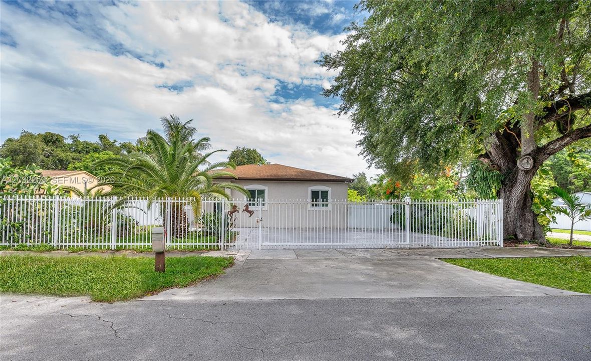 For Sale: $600,000 (4 beds, 2 baths, 1680 Square Feet)