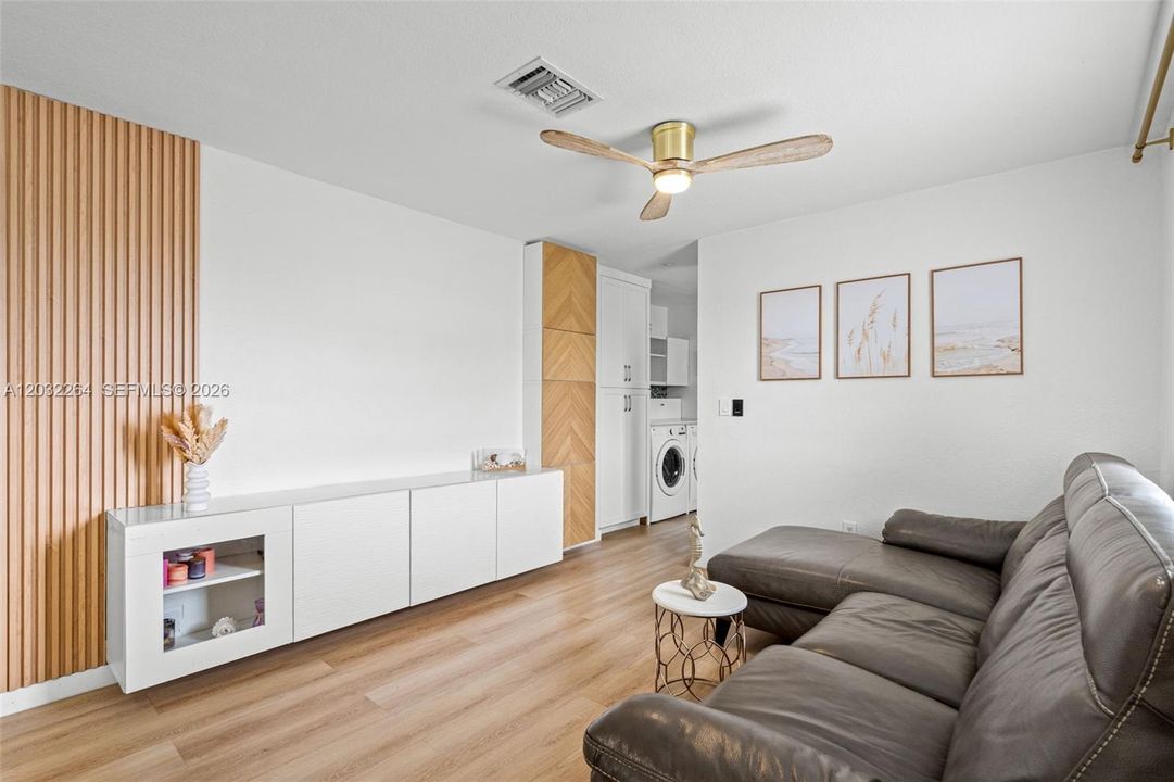 For Sale: $475,000 (3 beds, 2 baths, 1278 Square Feet)