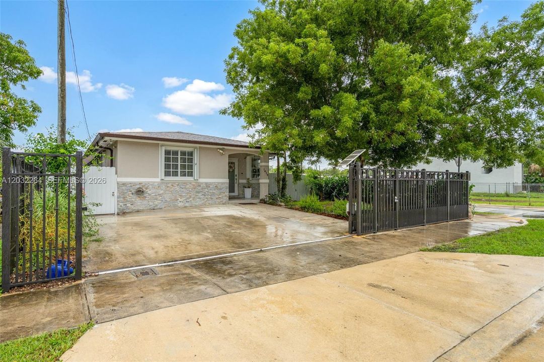 For Sale: $475,000 (3 beds, 2 baths, 1278 Square Feet)