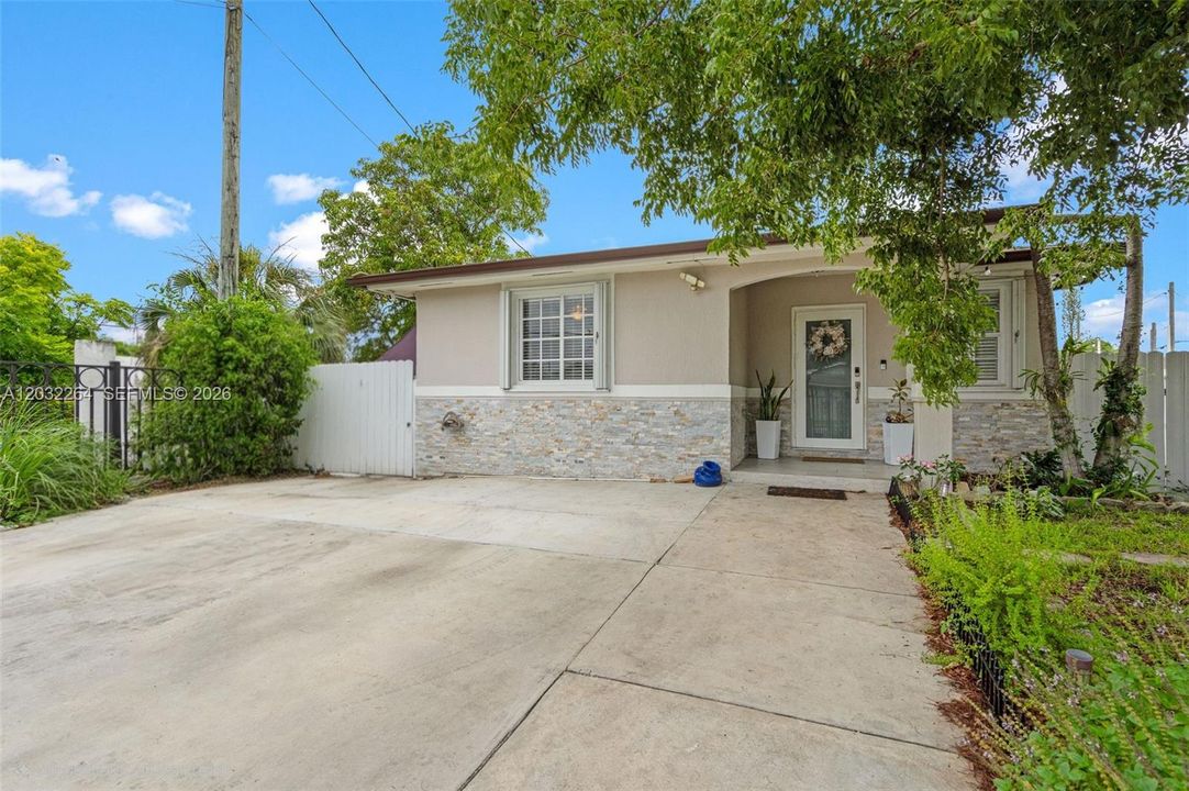 For Sale: $475,000 (3 beds, 2 baths, 1278 Square Feet)