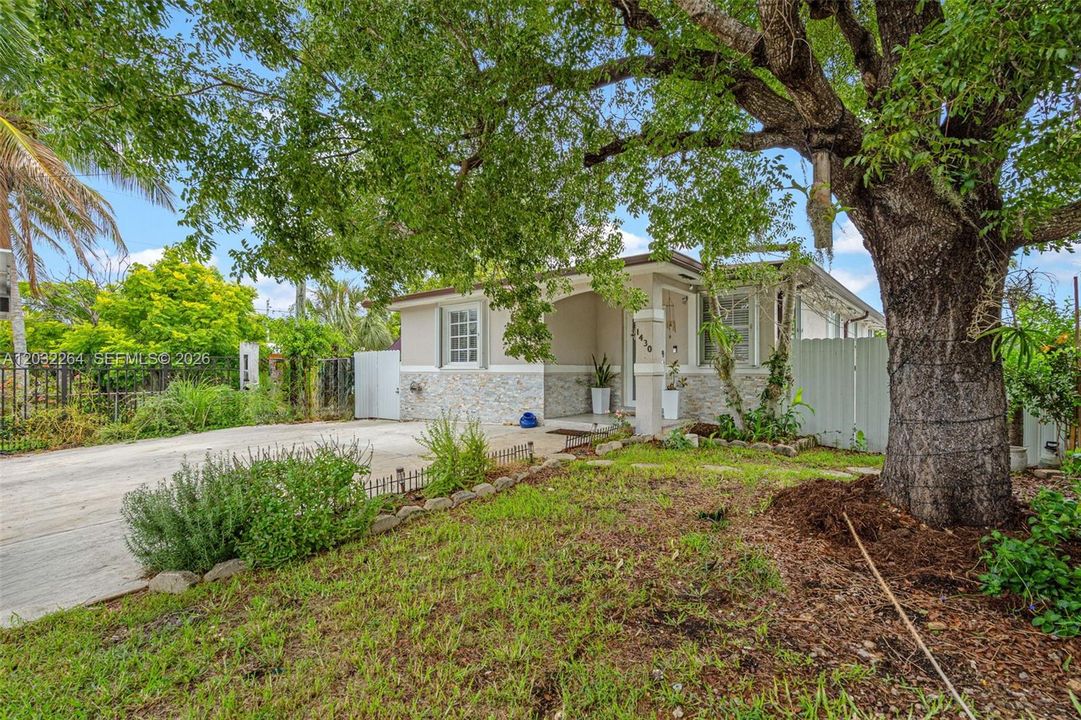 For Sale: $475,000 (3 beds, 2 baths, 1278 Square Feet)