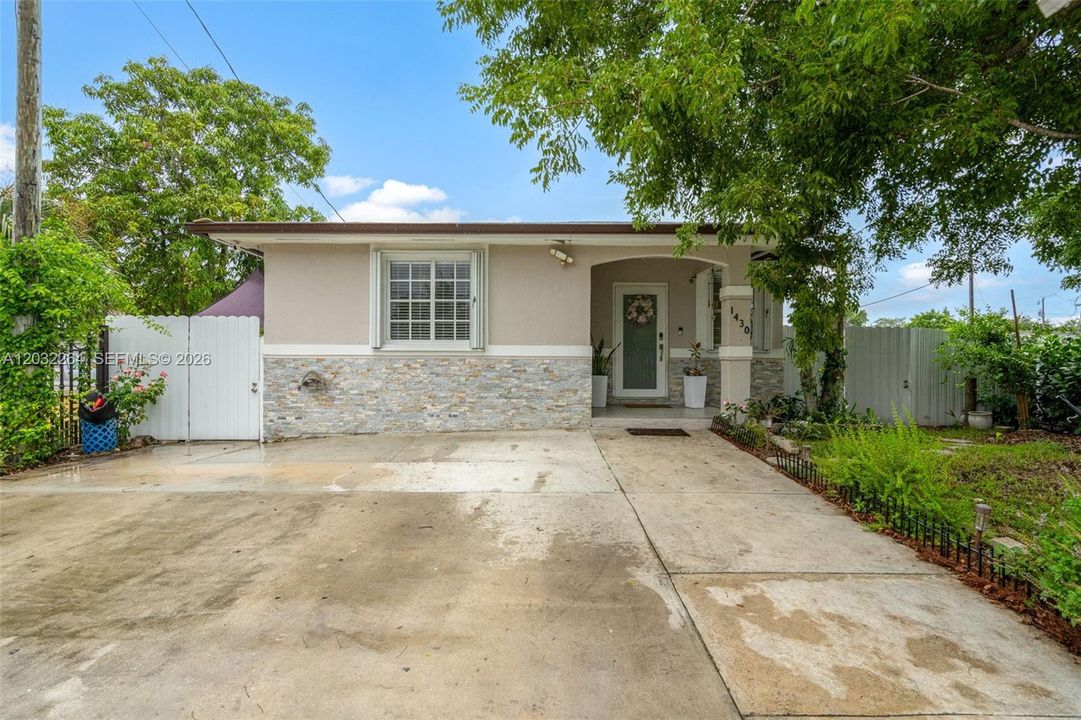 For Sale: $475,000 (3 beds, 2 baths, 1278 Square Feet)