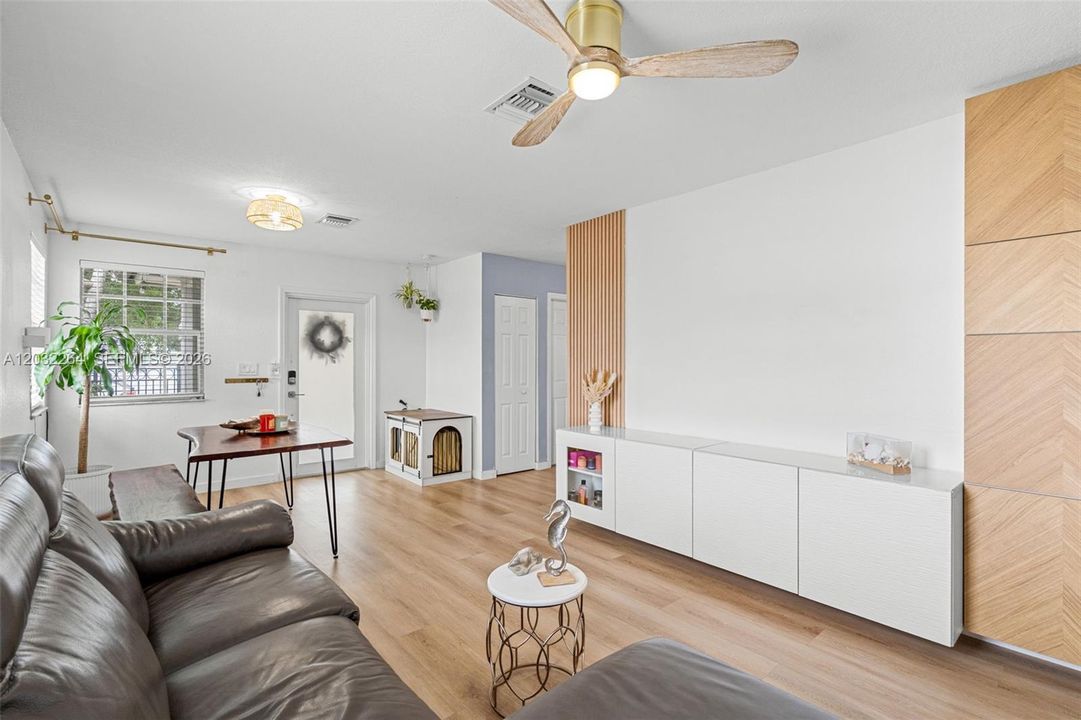 For Sale: $475,000 (3 beds, 2 baths, 1278 Square Feet)