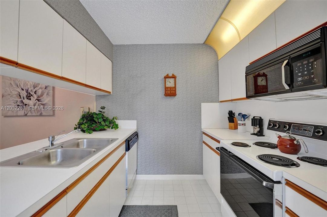 For Sale: $440,000 (3 beds, 2 baths, 1628 Square Feet)