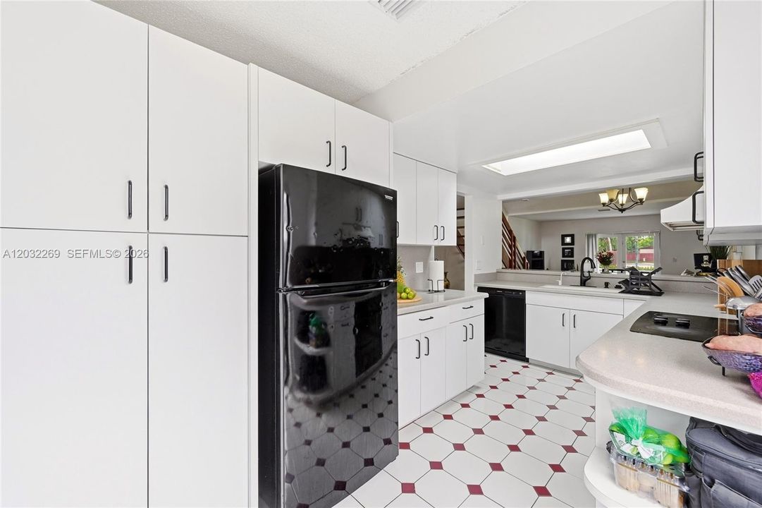 For Sale: $459,000 (3 beds, 3 baths, 1550 Square Feet)