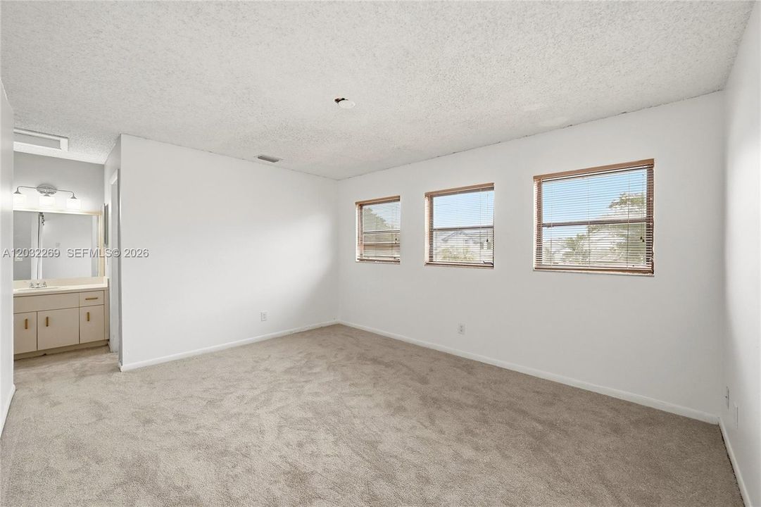 For Sale: $459,000 (3 beds, 3 baths, 1550 Square Feet)