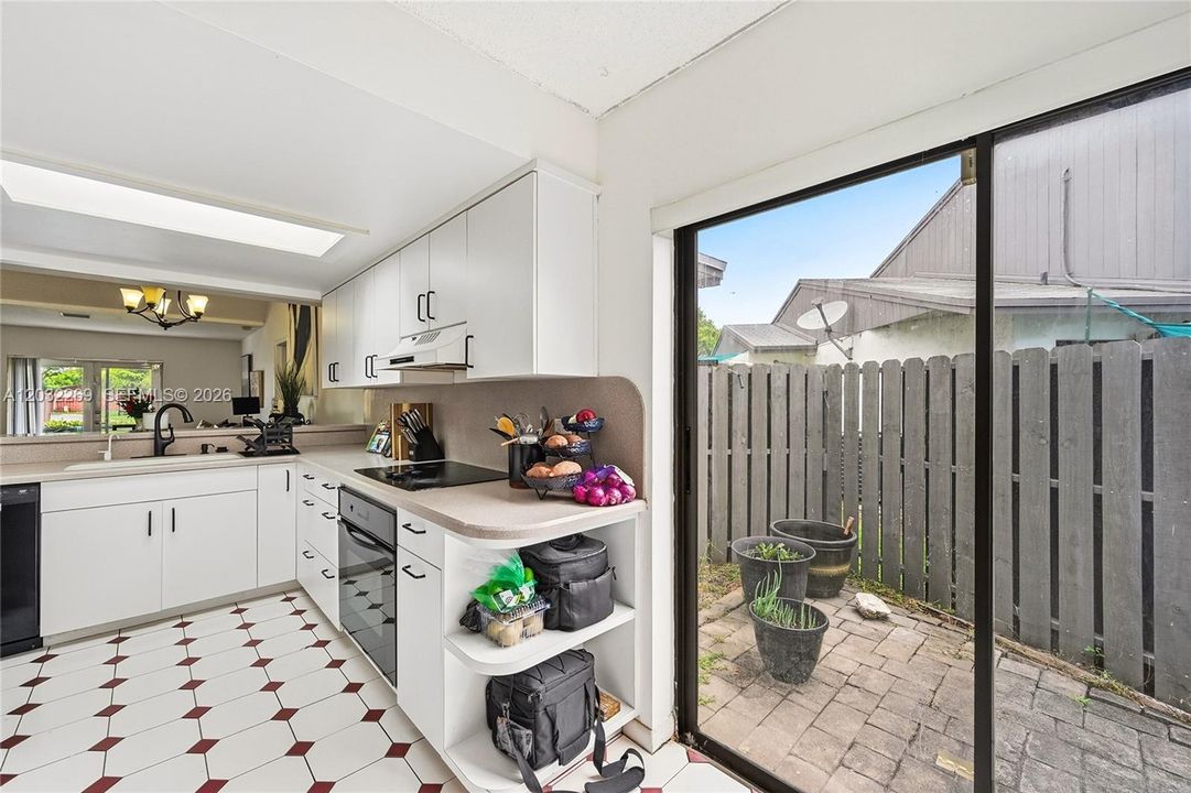 For Sale: $459,000 (3 beds, 3 baths, 1550 Square Feet)