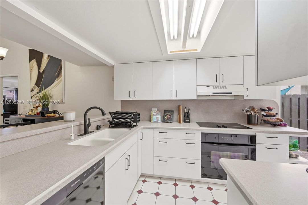 For Sale: $459,000 (3 beds, 3 baths, 1550 Square Feet)