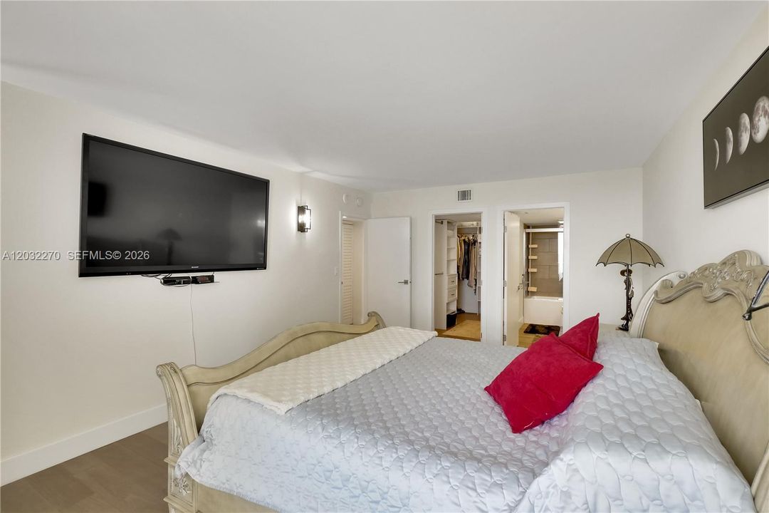 For Sale: $669,000 (2 beds, 2 baths, 1357 Square Feet)