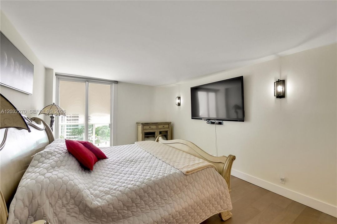 For Sale: $669,000 (2 beds, 2 baths, 1357 Square Feet)