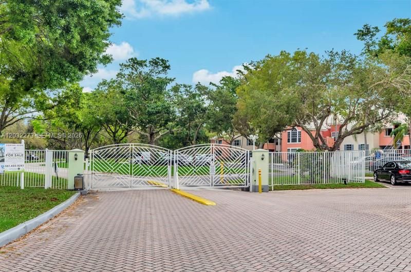 For Rent: $1,900 (1 beds, 1 baths, 696 Square Feet)