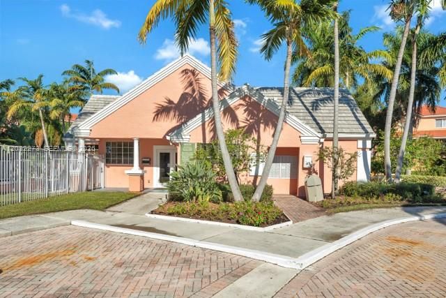 For Rent: $1,900 (1 beds, 1 baths, 696 Square Feet)