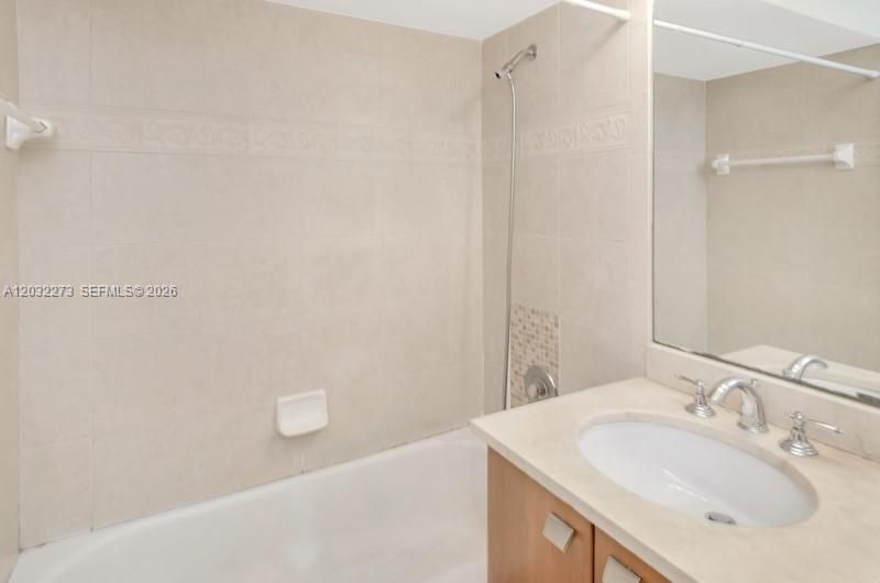 For Rent: $1,900 (1 beds, 1 baths, 696 Square Feet)