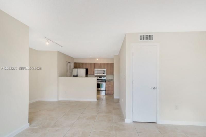 For Rent: $1,900 (1 beds, 1 baths, 696 Square Feet)