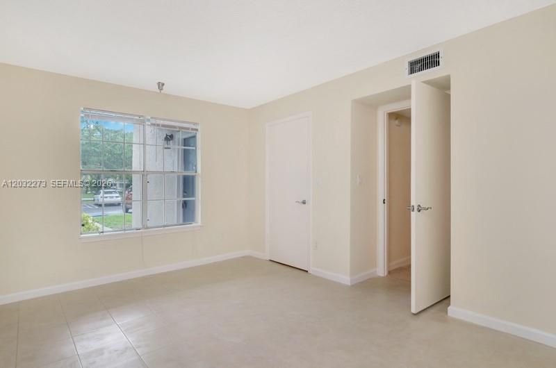 For Rent: $1,900 (1 beds, 1 baths, 696 Square Feet)