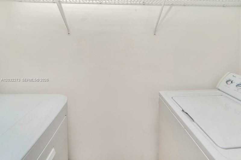 For Rent: $1,900 (1 beds, 1 baths, 696 Square Feet)