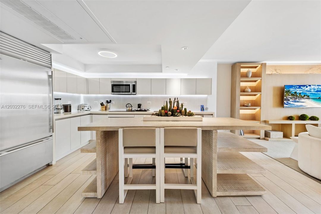 For Sale: $2,850,000 (1 beds, 1 baths, 893 Square Feet)