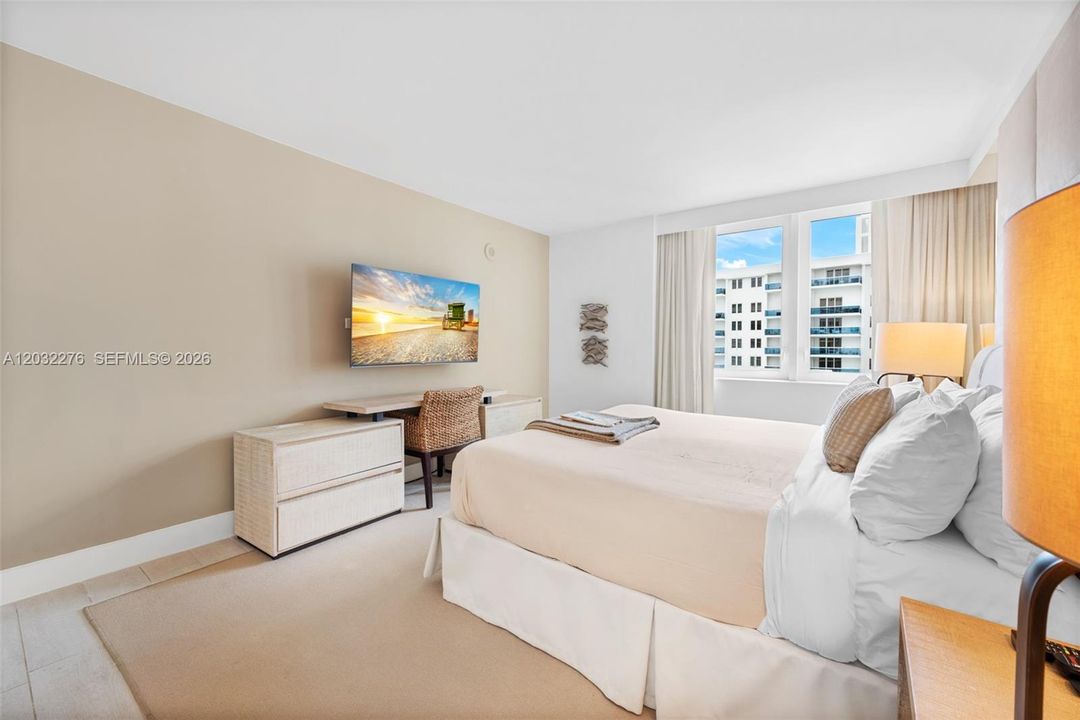For Sale: $2,850,000 (1 beds, 1 baths, 893 Square Feet)