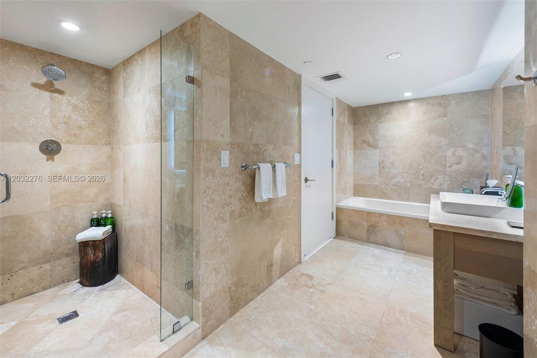For Sale: $2,850,000 (1 beds, 1 baths, 893 Square Feet)