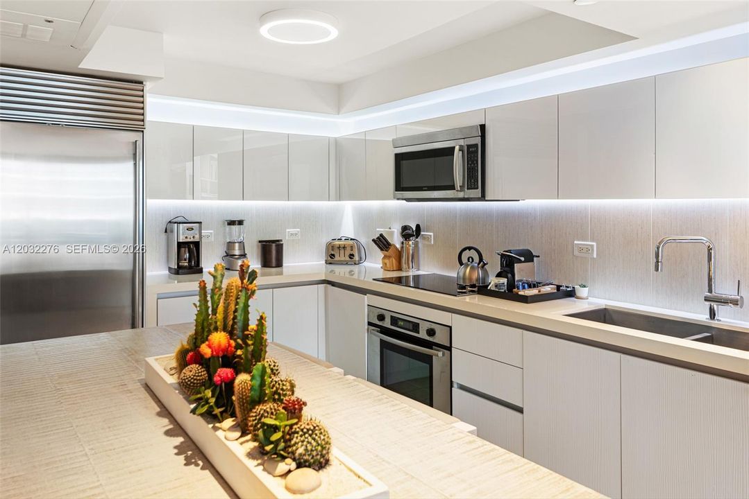 For Sale: $2,850,000 (1 beds, 1 baths, 893 Square Feet)