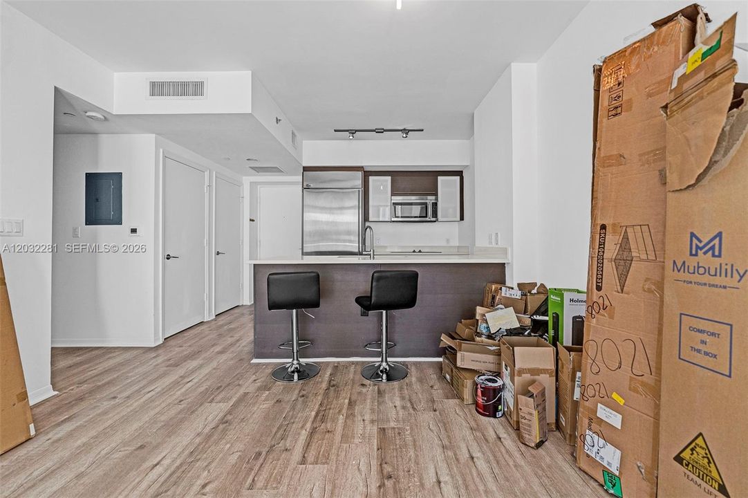 For Sale: $425,000 (1 beds, 1 baths, 738 Square Feet)