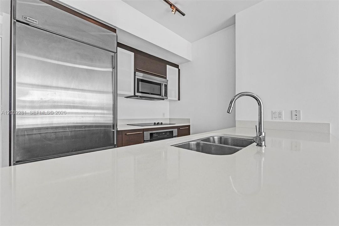 For Sale: $425,000 (1 beds, 1 baths, 738 Square Feet)
