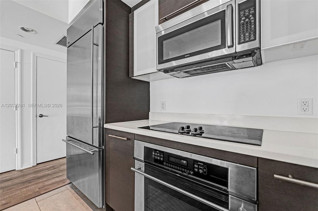 For Sale: $425,000 (1 beds, 1 baths, 738 Square Feet)