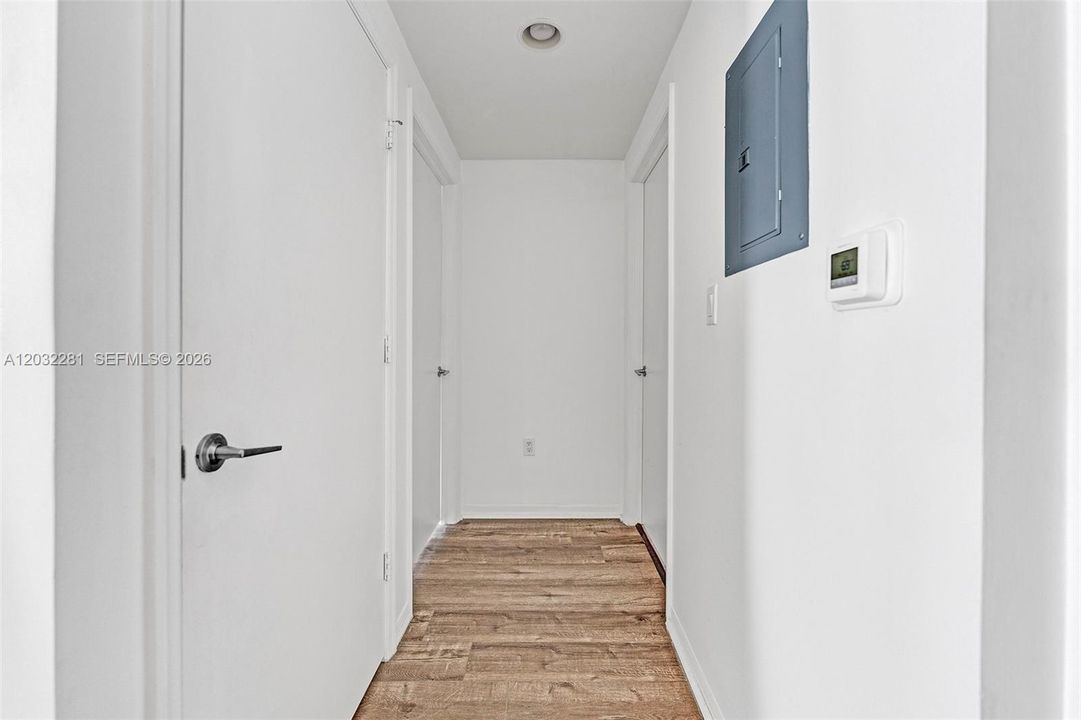 For Sale: $425,000 (1 beds, 1 baths, 738 Square Feet)