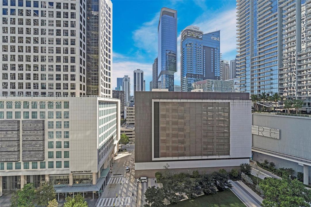 For Sale: $425,000 (1 beds, 1 baths, 738 Square Feet)