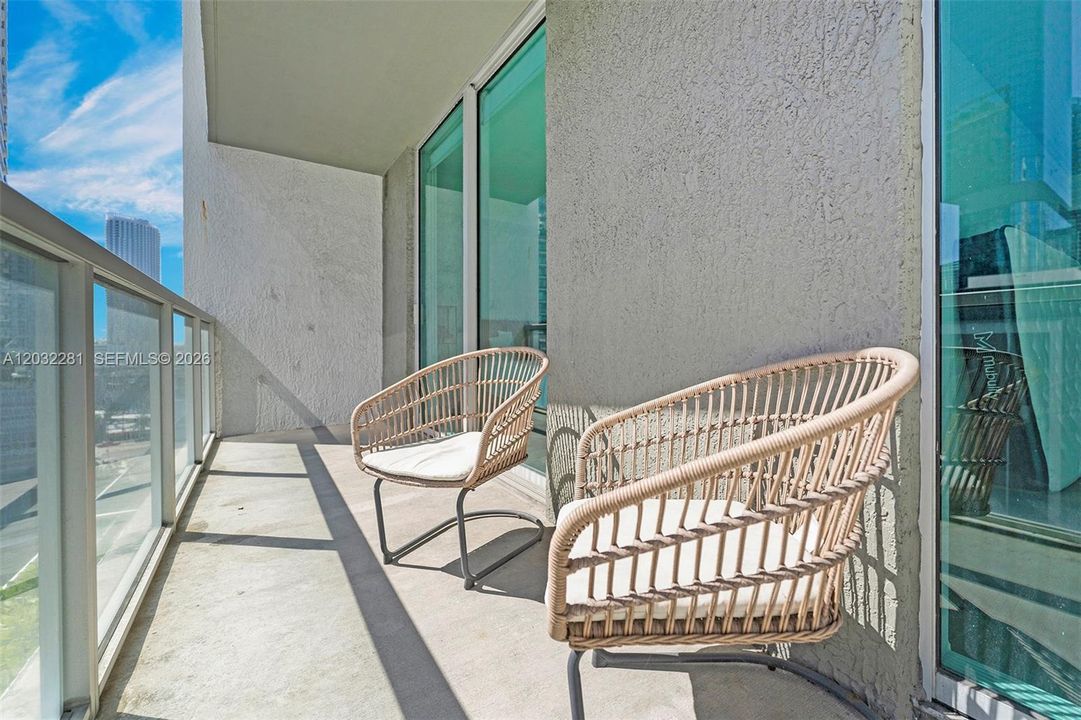 For Sale: $425,000 (1 beds, 1 baths, 738 Square Feet)