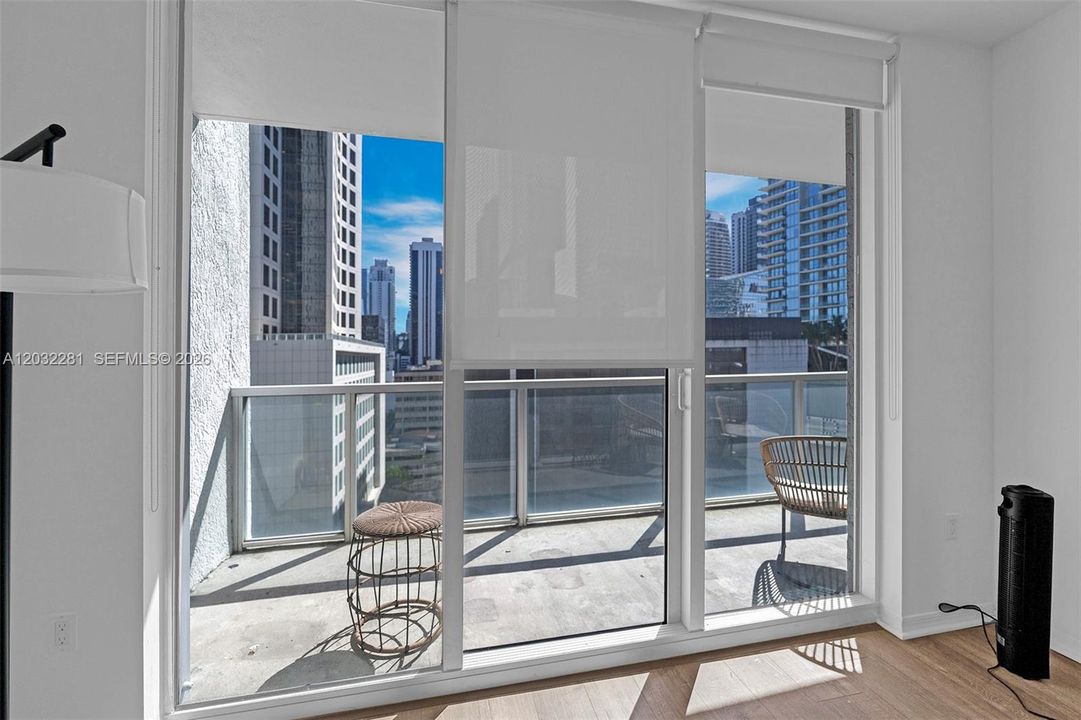 For Sale: $425,000 (1 beds, 1 baths, 738 Square Feet)