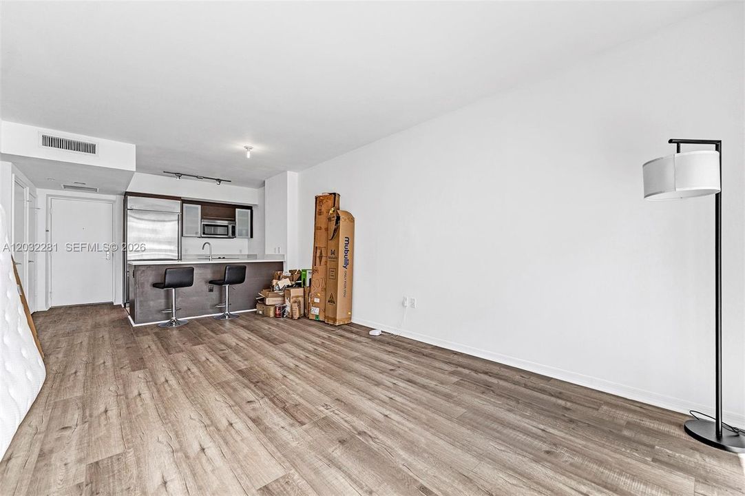 For Sale: $425,000 (1 beds, 1 baths, 738 Square Feet)