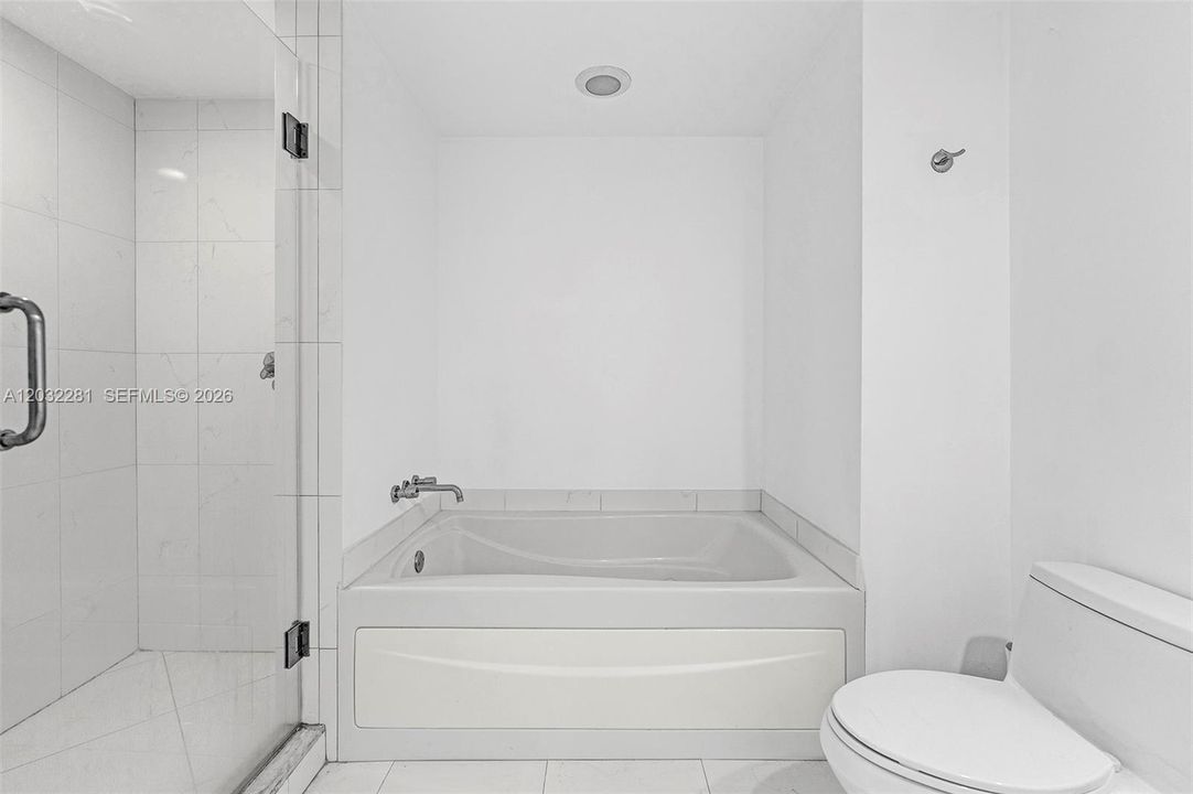 For Sale: $425,000 (1 beds, 1 baths, 738 Square Feet)
