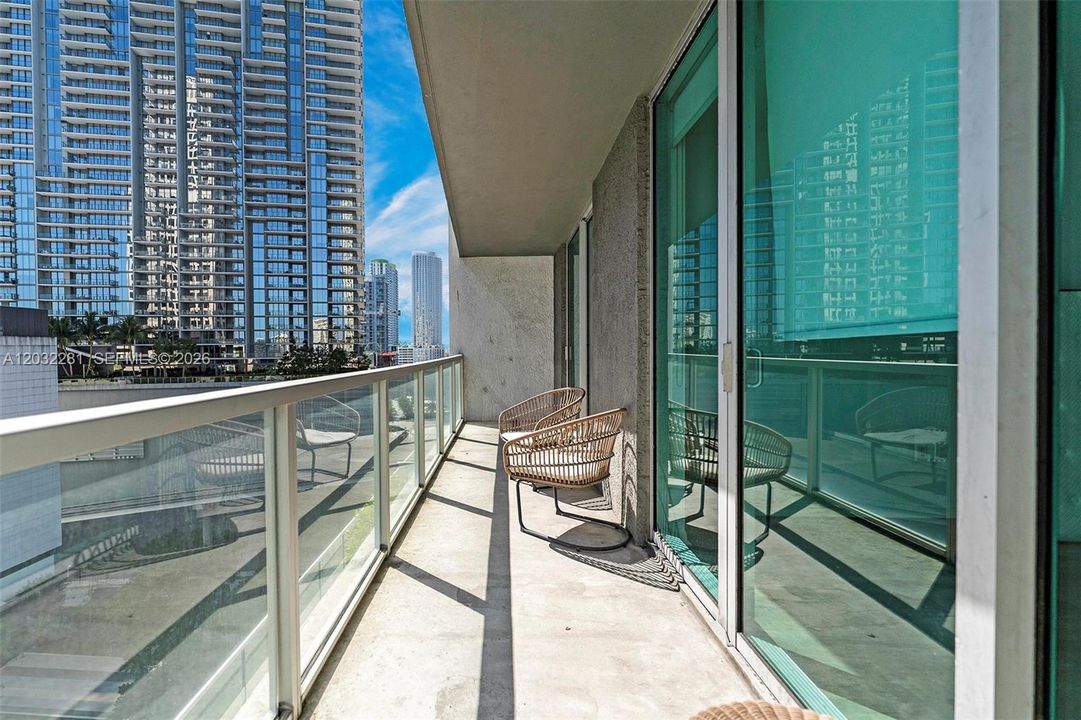 For Sale: $425,000 (1 beds, 1 baths, 738 Square Feet)