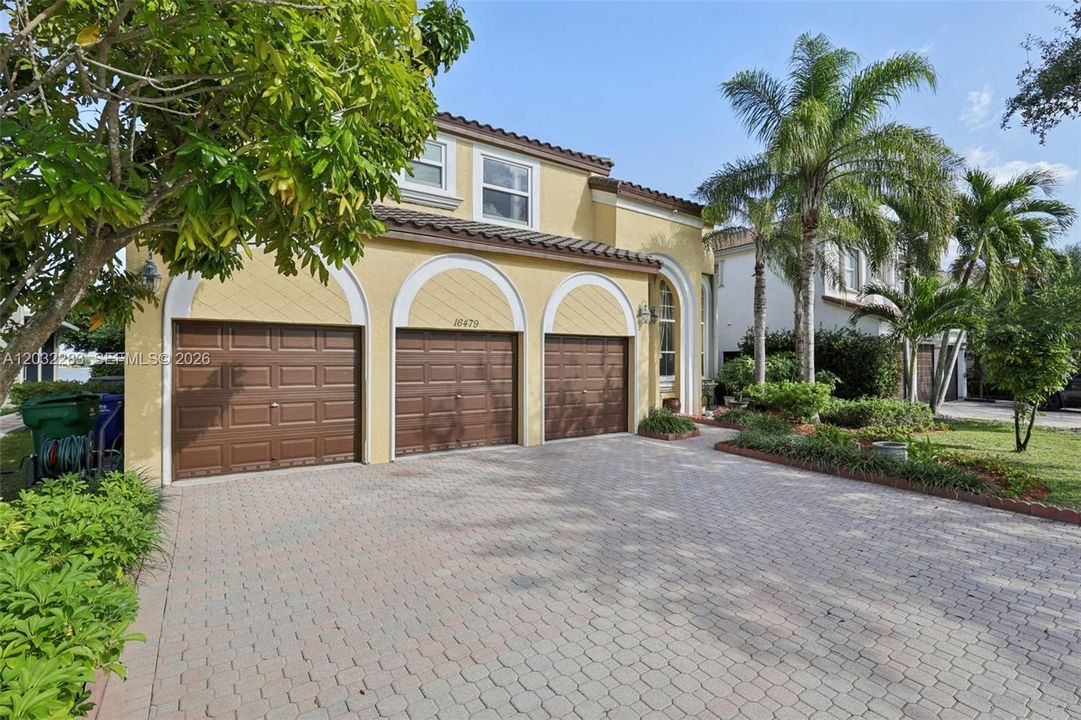 For Sale: $999,000 (5 beds, 3 baths, 3628 Square Feet)
