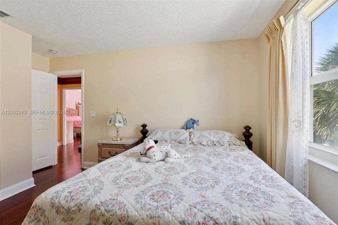 For Sale: $999,000 (5 beds, 3 baths, 3628 Square Feet)