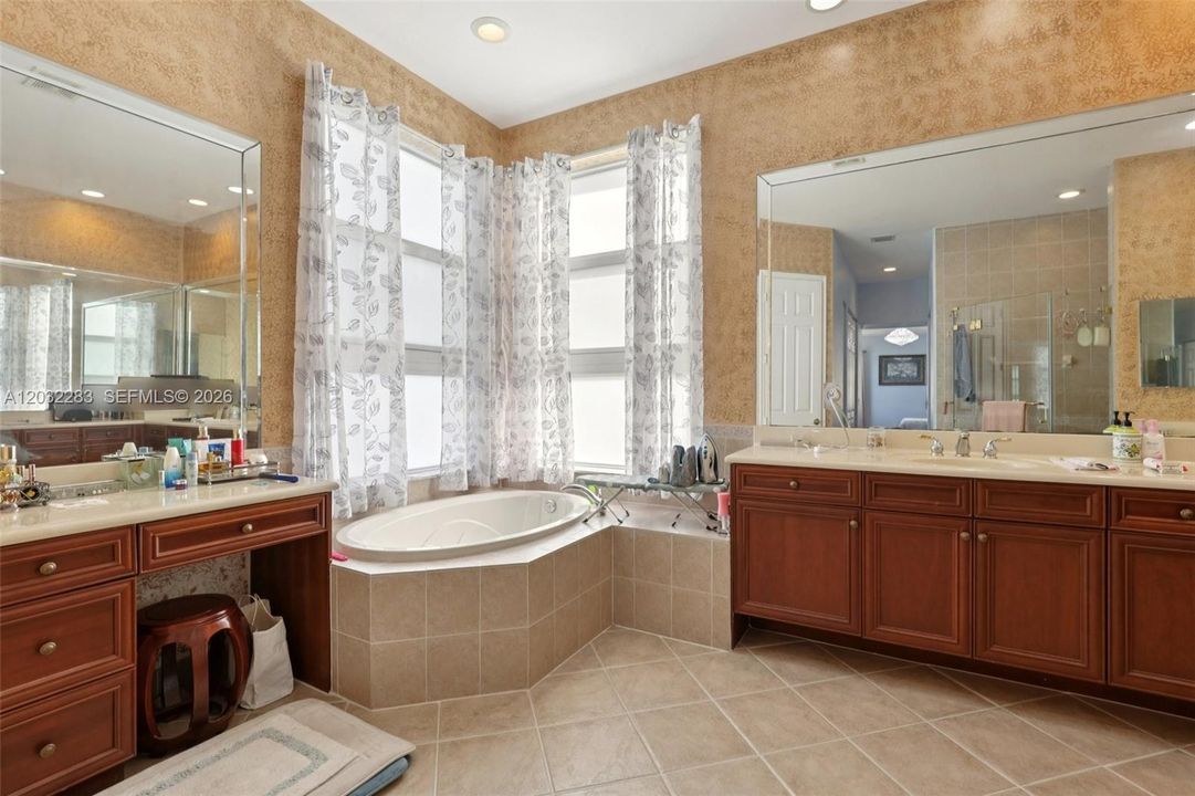 For Sale: $999,000 (5 beds, 3 baths, 3628 Square Feet)