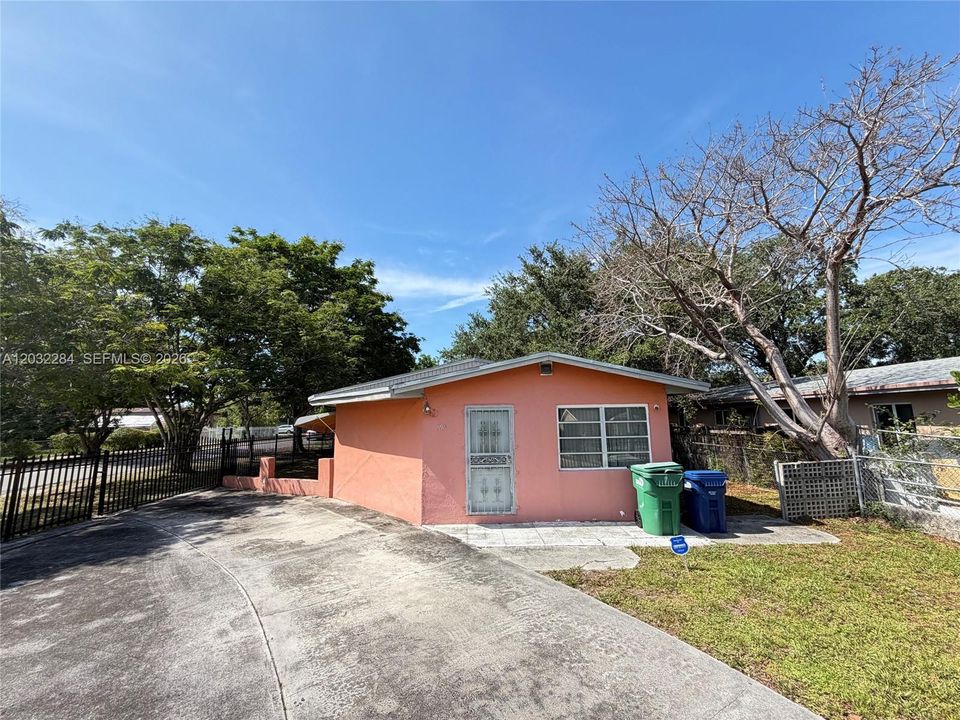 For Sale: $459,000 (3 beds, 1 baths, 1025 Square Feet)
