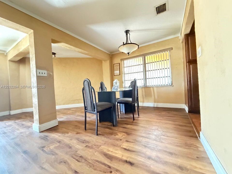 For Sale: $459,000 (3 beds, 1 baths, 1025 Square Feet)